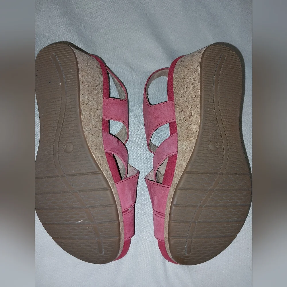 Clarks Un Capri Step Wedge Sandals- Red Nubuck Size 8.5